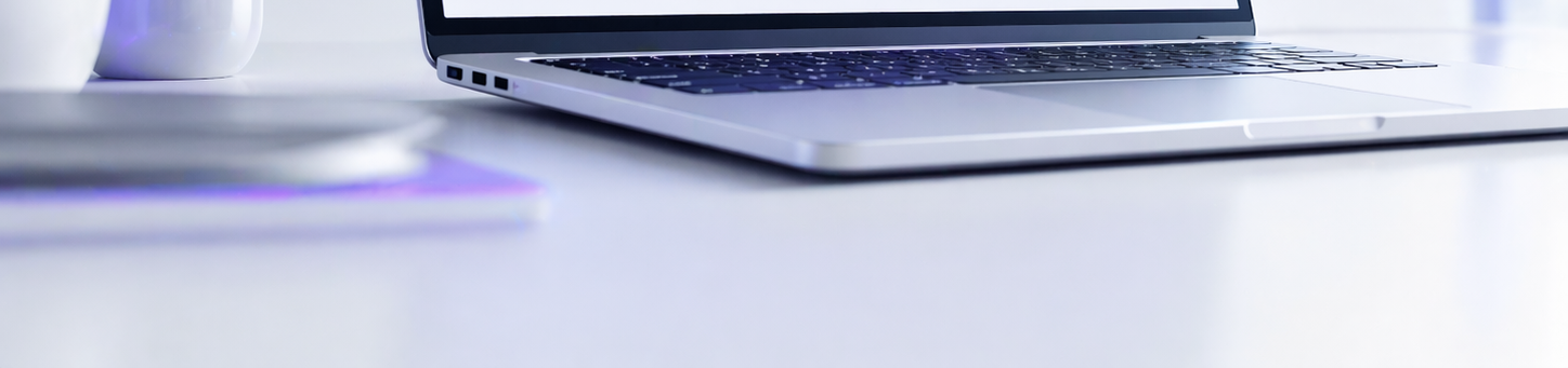 digital görünürlüğü ve performans analizini temsil eden laptop görseli